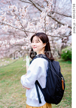 桜 女性ポートレート 桜 女性ポートレート 98436798