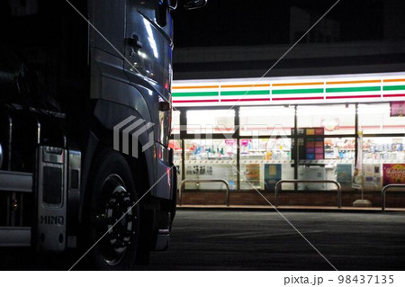 物流イメージ　コンビニで休むトラック 98437135