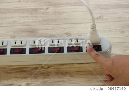 テーブルタップのスイッチをオフにする 98437140