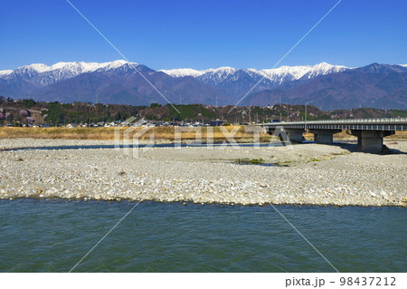天竜川と残雪の北アルプス　長野県駒ケ根市天竜大橋脇にて 98437212