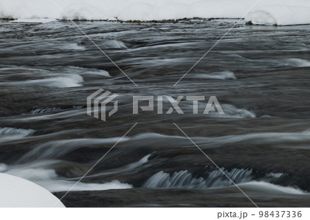 北海道　冬の白扇の滝上流 98437336