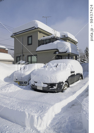 大雪で埋まる家と車 98437424