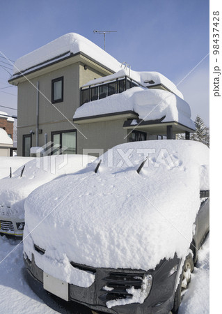 大雪で埋まる家と車 98437428