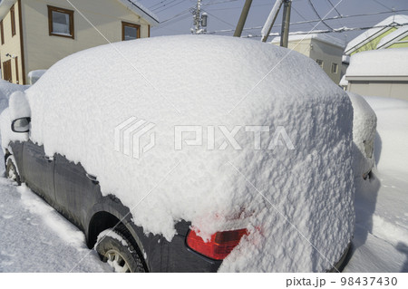 大雪で埋まる駐車場の車 98437430