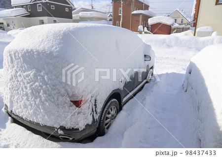 大雪で埋まる駐車場の車 大雪で埋まる駐車場の車 98437433