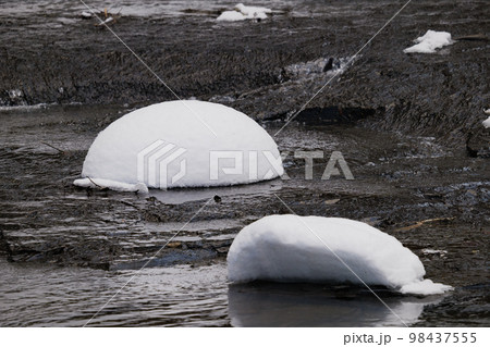 北海道　冬の白扇の滝上流 98437555