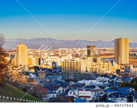 朝焼けに染まる住宅地 98437642