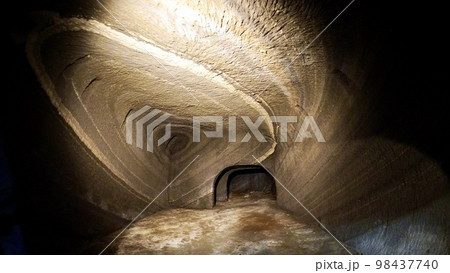 館山にある赤山地下壕跡の屋内 98437740