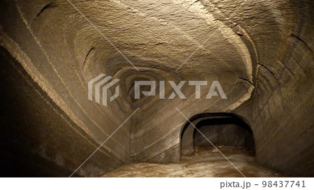 館山にある赤山地下壕跡の屋内 98437741
