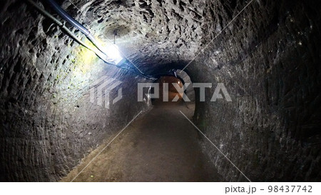 館山にある赤山地下壕跡の屋内 館山にある赤山地下壕跡の屋内 98437742