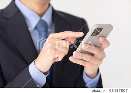 ビジネスマン スマホ 手元 ビジネスマン スマホ 手元 98437807