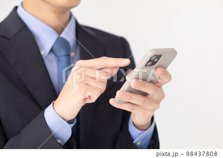 ビジネスマン　スマホ　手元 98437808
