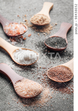 Spoons with assorted speciality salt 98438032