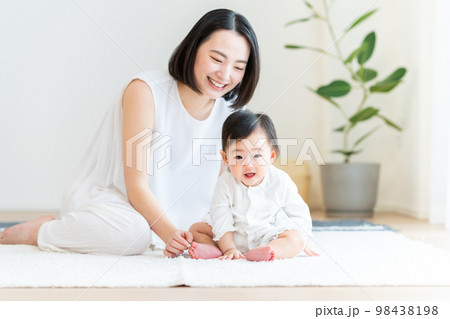 赤ちゃんと若いお母さん 98438198