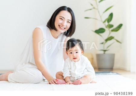 赤ちゃんと若いお母さん 赤ちゃんと若いお母さん 98438199