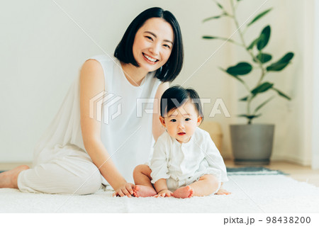赤ちゃんと若いお母さん 98438200