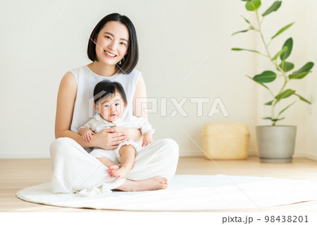 赤ちゃんと若いお母さん 98438201