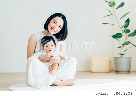 赤ちゃんと若いお母さん 98438202