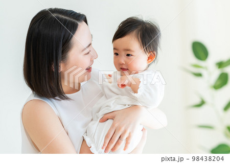 赤ちゃんと若いお母さん 赤ちゃんと若いお母さん 98438204