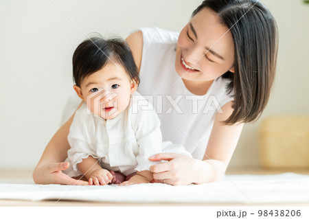 赤ちゃんと若いお母さん 98438206
