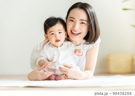 赤ちゃんと若いお母さん 98438208