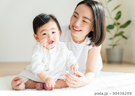 赤ちゃんと若いお母さん 98438209