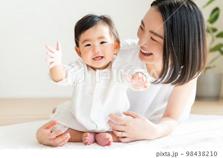 赤ちゃんと若いお母さん 98438210