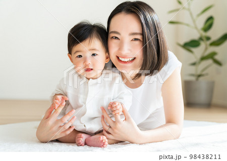 赤ちゃんと若いお母さん 98438211