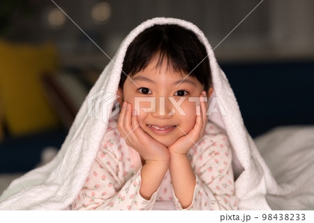 夜布団に潜る小学生の女の子 98438233