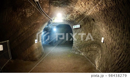 館山にある赤山地下壕跡の屋内 館山にある赤山地下壕跡の屋内 98438279