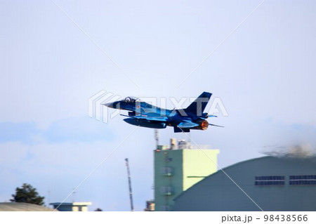 アフターバナー全開で首都防空の要『百里基地』を離陸するF-2 98438566