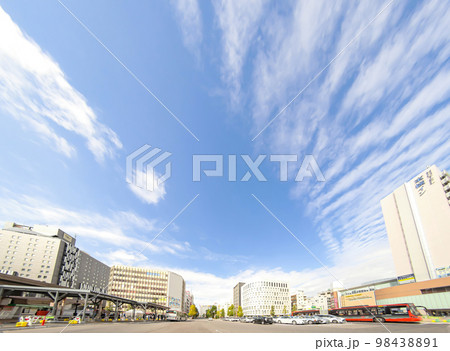 中心街側出入口となる新潟駅万代口(北口) 北方向東大通 98438891