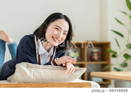 リビングでくつろぐ若い女性 98438898