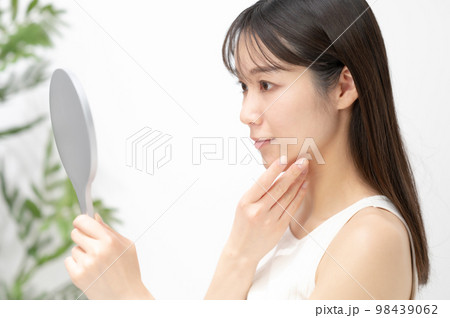 鏡を見る女性 鏡を見る女性 98439062
