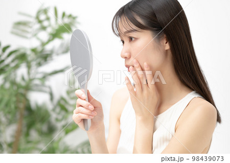 鏡を見る女性 鏡を見る女性 98439073