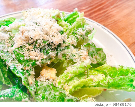 ロメインレタスのクラシックシーザーサラダ 98439176