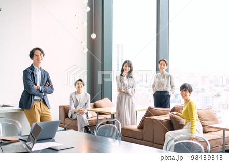 ビジネスシーン　クリエイティブ 98439343
