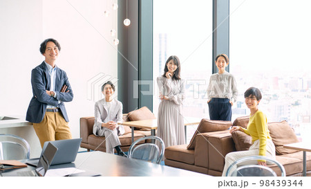 ビジネスシーン　クリエイティブ 98439344