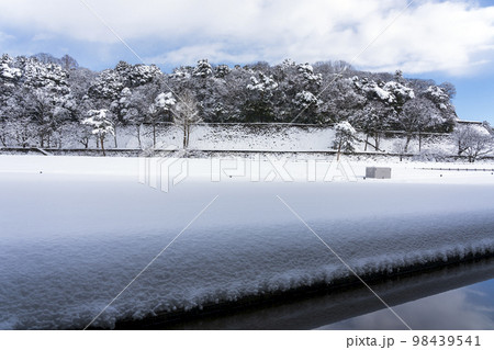 冬の晴れ間の金沢・しいのき迎賓館から眺める金沢城公園 98439541
