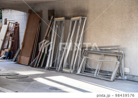 解体工事で撤去した建具・アルミの廃棄物 解体工事で撤去した建具・アルミの廃棄物 98439576