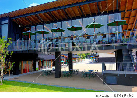 四国・愛媛・佐田岬・港から眺める、伊方町観光交流拠点施設、佐田岬はなはなの眺め(3) 98439760