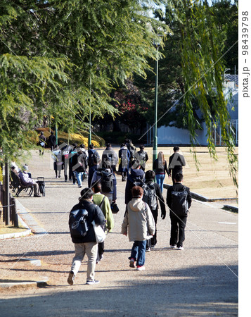 大学入学共通テスト試験会場へ向かう受験生 大学入学共通テスト試験会場へ向かう受験生 98439798