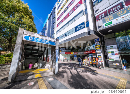 日本の横浜都市景観　横浜市営地下鉄ブルーラインの新横浜駅（出入口3）などを望む 98440065