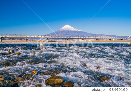 （静岡県）富士川を渡る新幹線、後方に富士山 98440169