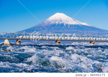 (静岡県)日本三大急流の富士川を渡る新幹線、後方に富士山 (静岡県)日本三大急流の富士川を渡る新幹線、後方に富士山 98440175