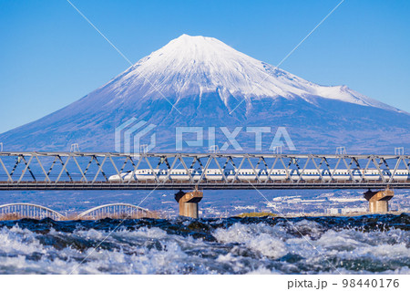(静岡県)日本三大急流の富士川を渡る新幹線、後方に富士山 (静岡県)日本三大急流の富士川を渡る新幹線、後方に富士山 98440176