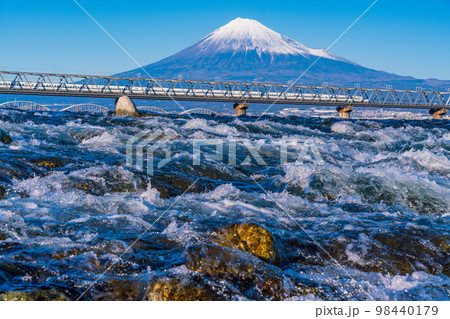 (静岡県)富士川を渡る新幹線、後方に富士山 (静岡県)富士川を渡る新幹線、後方に富士山 98440179