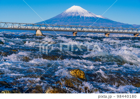(静岡県)富士川を渡る新幹線、後方に富士山 (静岡県)富士川を渡る新幹線、後方に富士山 98440180