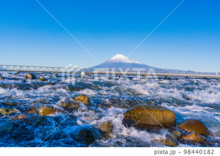 （静岡県）富士川を渡る新幹線、後方に富士山 98440182
