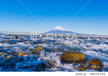 （静岡県）富士川を渡る新幹線、後方に富士山 98440184